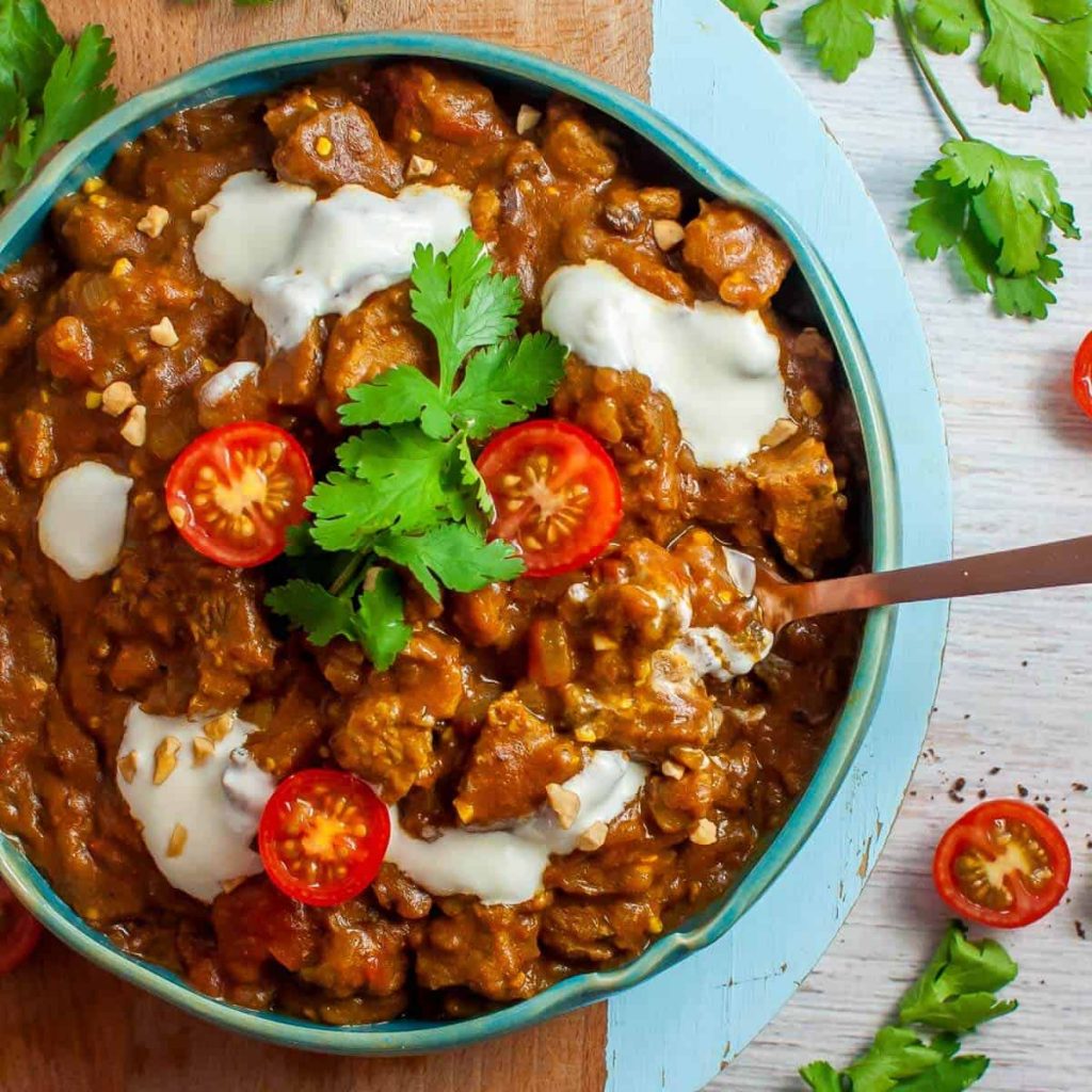 beef-masala-with-tomatoes-in-a-bowl
